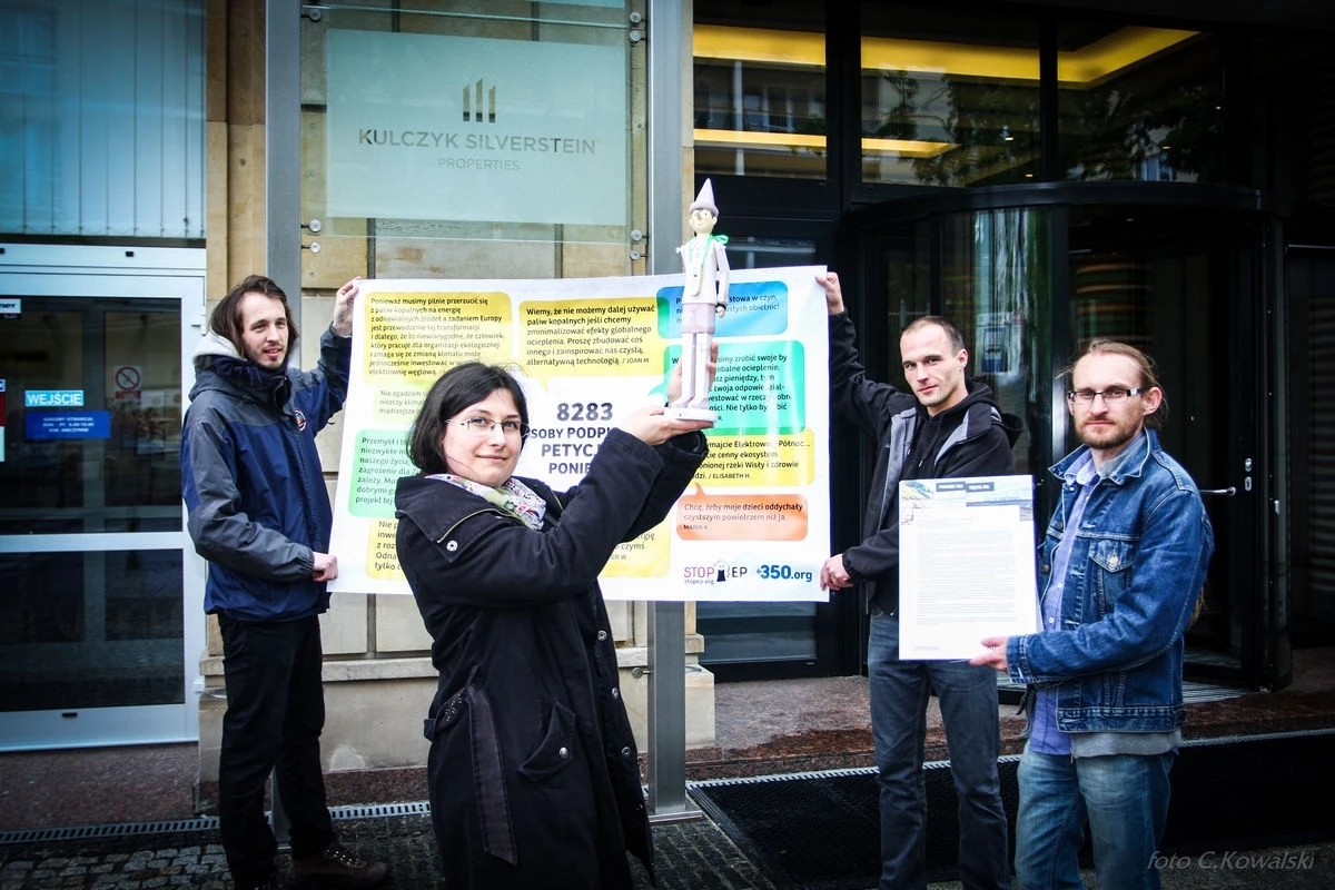 Wręczenie petycji przeciwko budowie Elektrowni Północ oraz lalki Pinokia Janowi Kulczykowi, który publicznie ostrzegał przed zmianą klimatu i równocześnie chciał budować największą elektrownię węglową