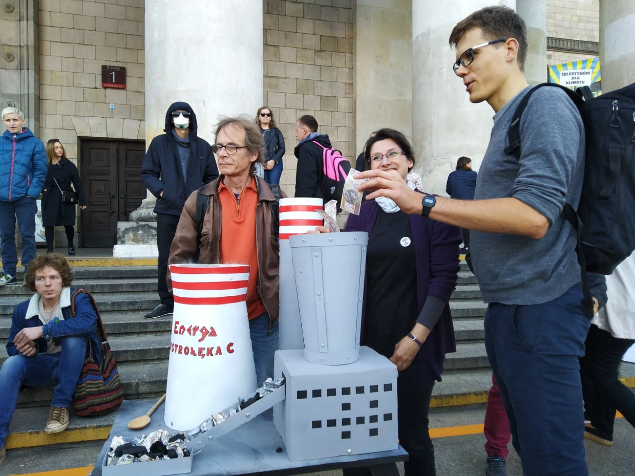 „Ostrołęka spali więcej pieniędzy niż węgla” to hasło kampanii było pokazywane w obrazowy sposób maszynki do spalania pieniędzy